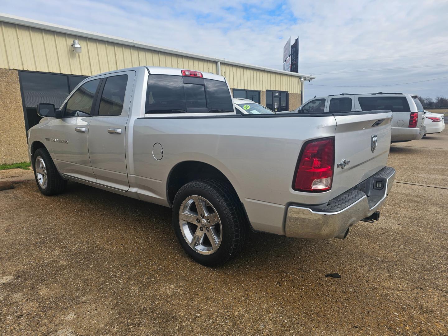 2012 SILVER Dodge Ram 1500 SLT Quad Cab 2WD (1C6RD6GT5CS) with an 5.7L V8 OHV 16V engine, 6-Speed Automatic transmission, located at 533 S Seven Points BLVD, Seven Points, TX, 75143, (430) 255-4030, 32.313999, -96.209351 - Photo#3